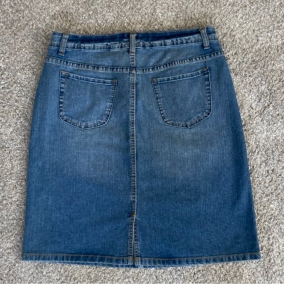 Denver Hayes medium wash knee length classic fit denim skirt. Women's size 8 - Picture 2 of 7